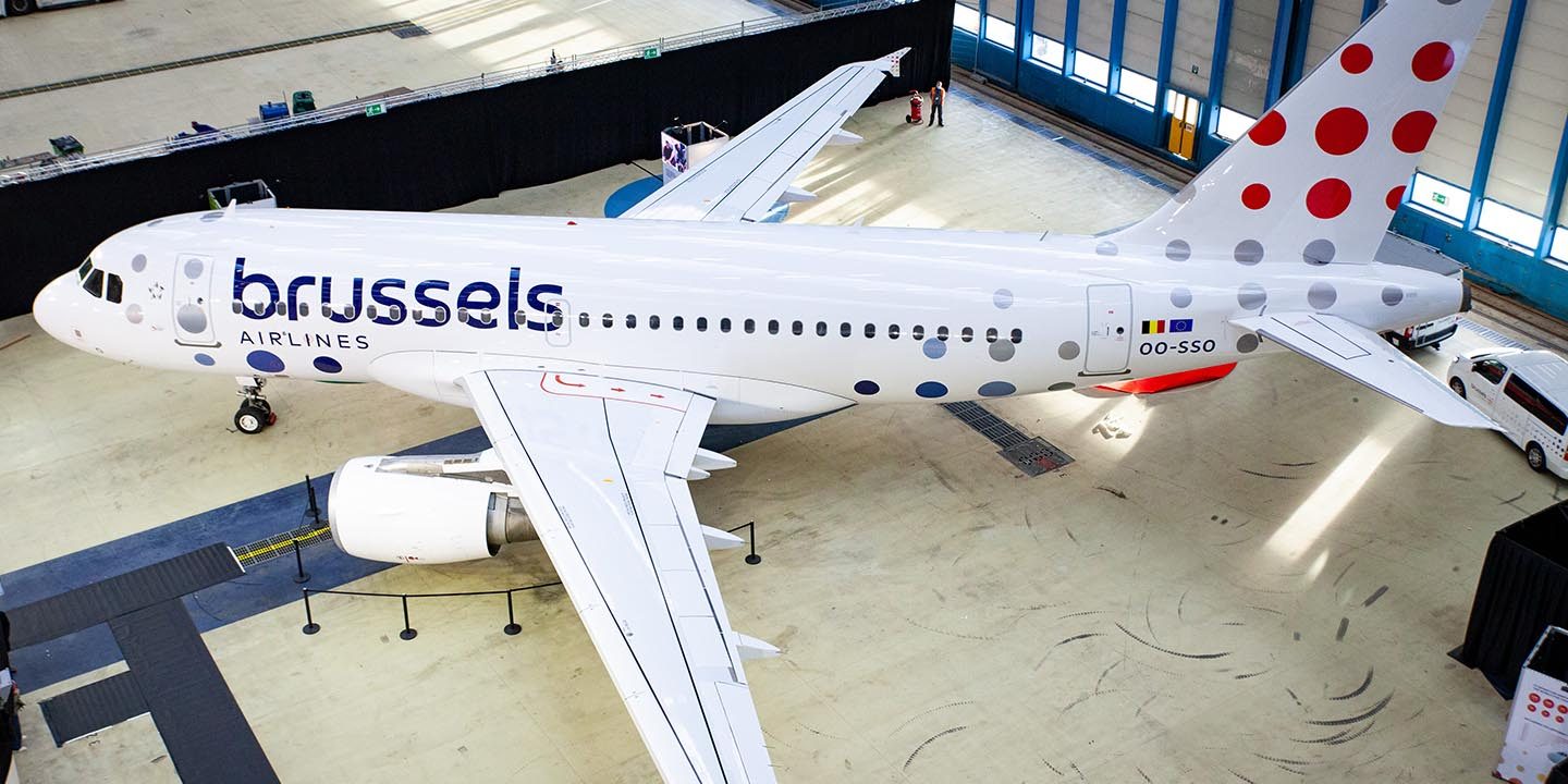 Vue de dessus de l’A319 dans un hangar