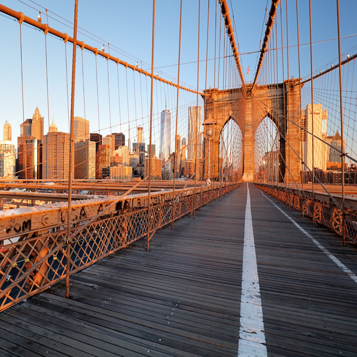 Uitzicht op de skyline van New York met iconische wolkenkrabbers en de hoogbouw van Manhattan onder een heldere hemel.
