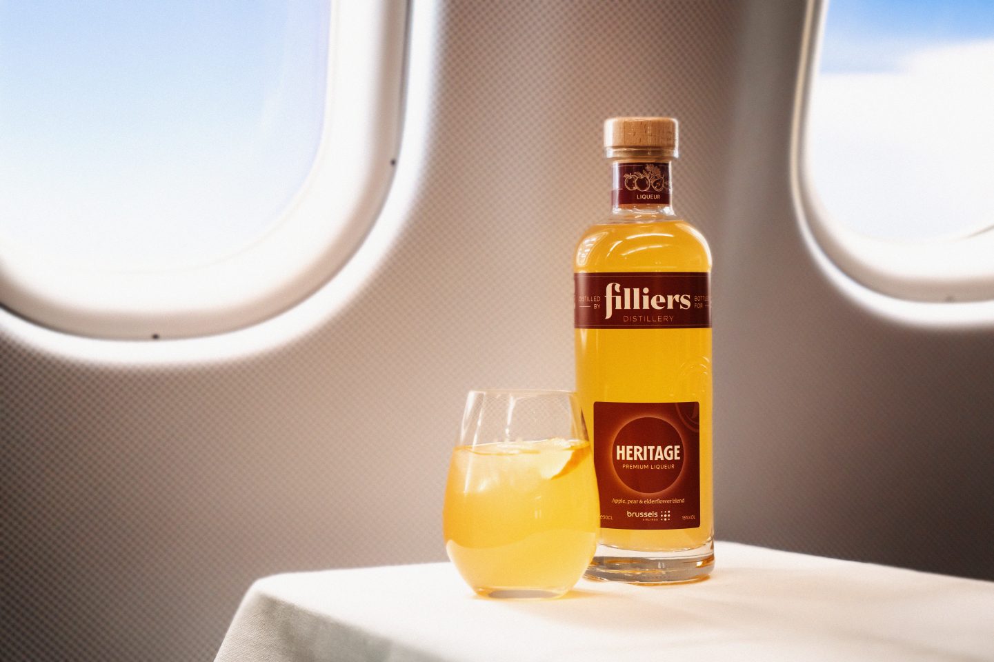 Une bouteille de liqueur premium Filliers « Heritage » à côté d'un cocktail.